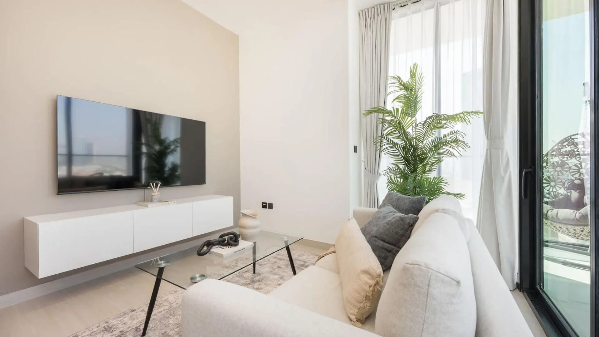 Stylish 1Br In Binghatti Venus Jvc - Sleeps 4 Dubai Apartment
